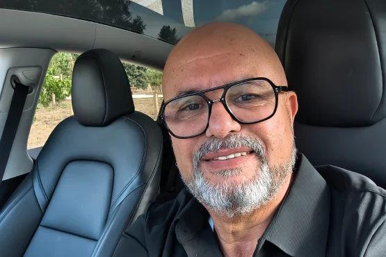 chauffeur vtc bordeaux gironde dans sa voiture berline electrique