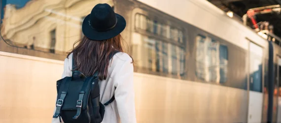 femme attendant train gare bordeaux apres depose vtc